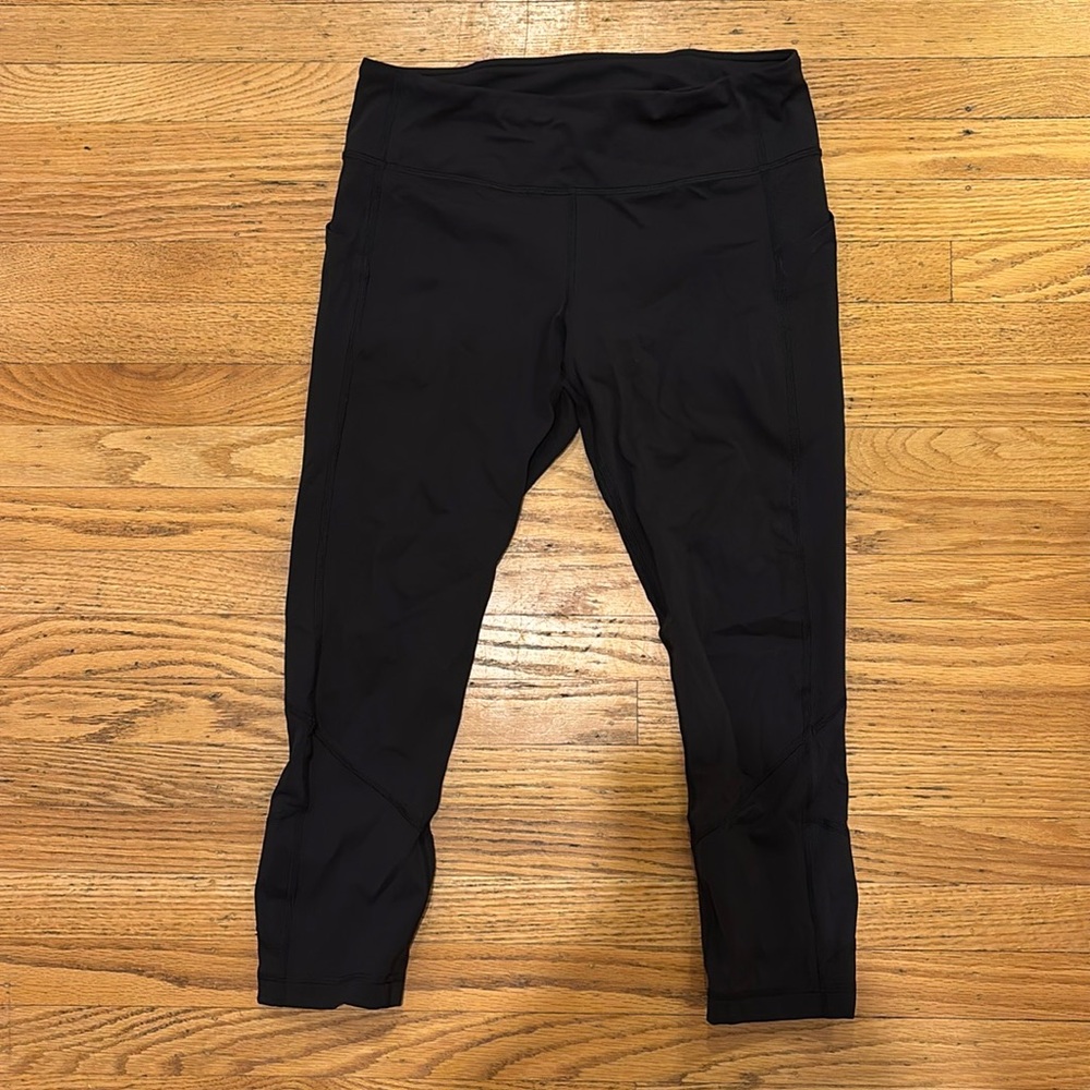 Lululemon cropped leggings with side and back pocket